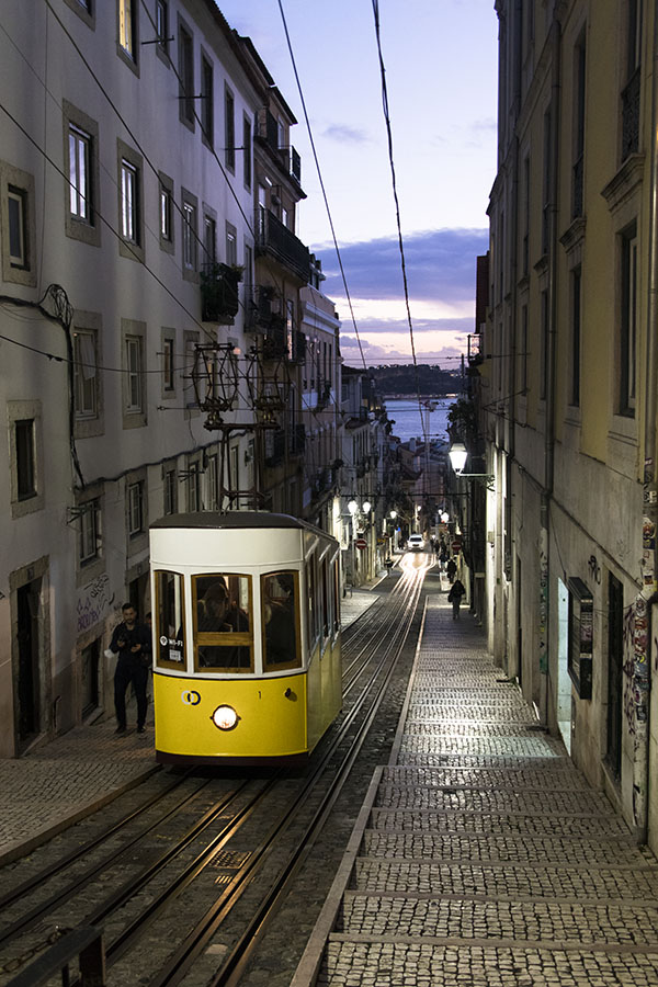 Rue de Lisbonne, tramway jaune
